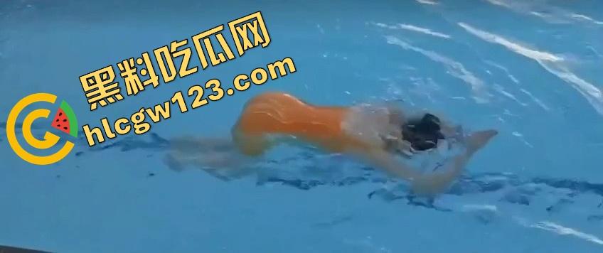 这游泳姿势教练是在床上教的？动作太熟练，一看就是下水前先上床,自由泳怎么越来越像自由用了!-8
