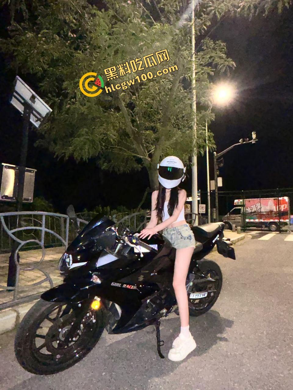 广西北海清纯机车女孩【袁晴】机车女反差骚贱的一面,约炮酒吧小帅后入猛插,抱起来爆操!独家流出!-5