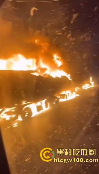 河北沧州高速上演油罐车相撞惊魂一刻,瞬间起火烟雾漫天,蔓延百米火龙天都被烧红了-6