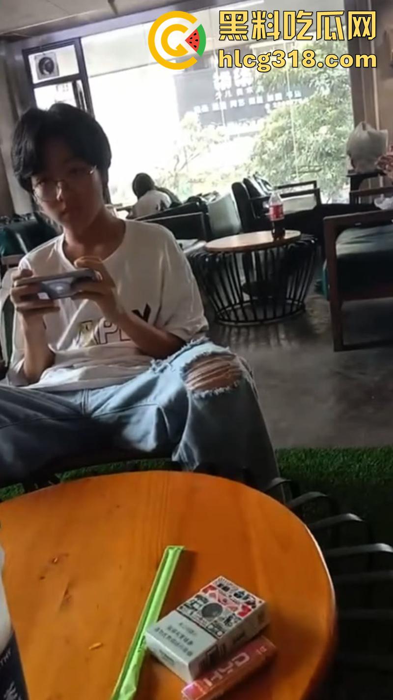 奶茶店偷情玩的就是刺激！广西玉林仙尼奶茶店，高冷校花女神【孙晓慧】，竟给陌生男子口交被曝光！-3