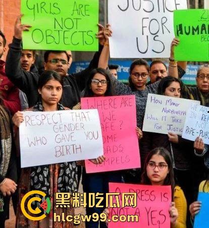 印度女子前往做朝拜时,在出租车内被僧人强奸,印度总能创造神话,不是僧人都戒色了吗?-1