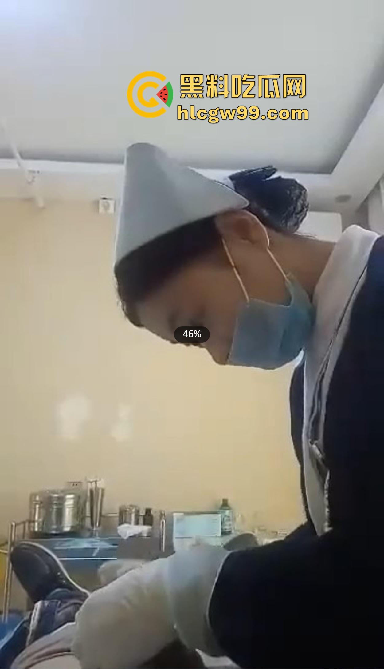 剃毛包扎变硬了?男科医院小护士手法太温柔,患者鸡巴直接顶起越摸越硬,她一句话直接把患者整破防!-2