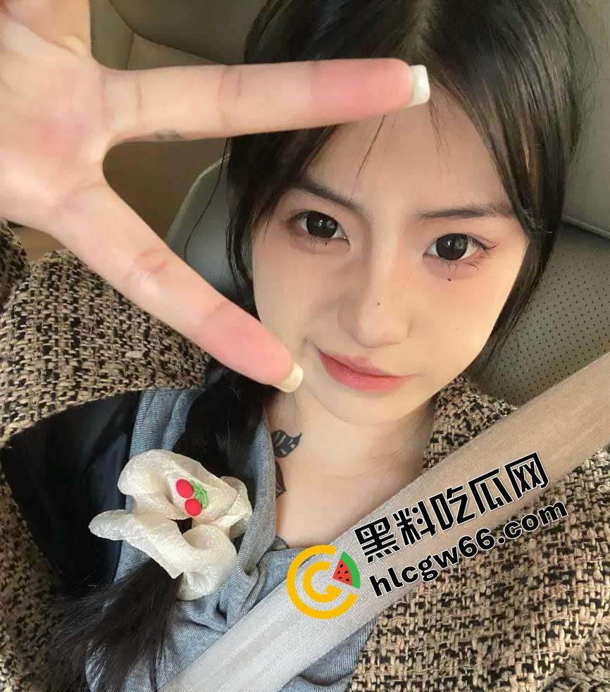 江西纹身小太妹【李妍】黑丝白丝开档互穿,宾馆跪舔社会大哥,黑丝白丝混合穿搭年轻就是无极限!-1