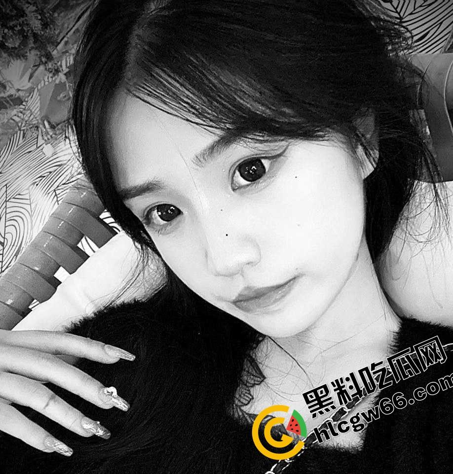 江西纹身小太妹【李妍】黑丝白丝开档互穿,宾馆跪舔社会大哥,黑丝白丝混合穿搭年轻就是无极限!-2