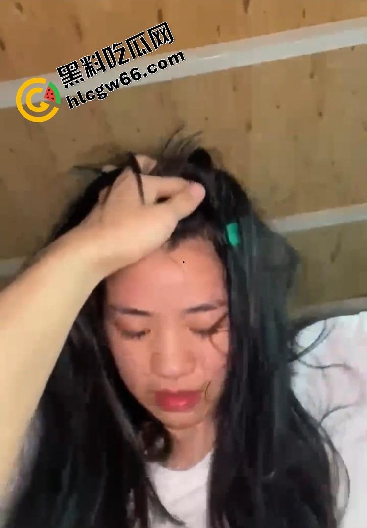 江西纹身小太妹【李妍】黑丝白丝开档互穿,宾馆跪舔社会大哥,黑丝白丝混合穿搭年轻就是无极限!-8