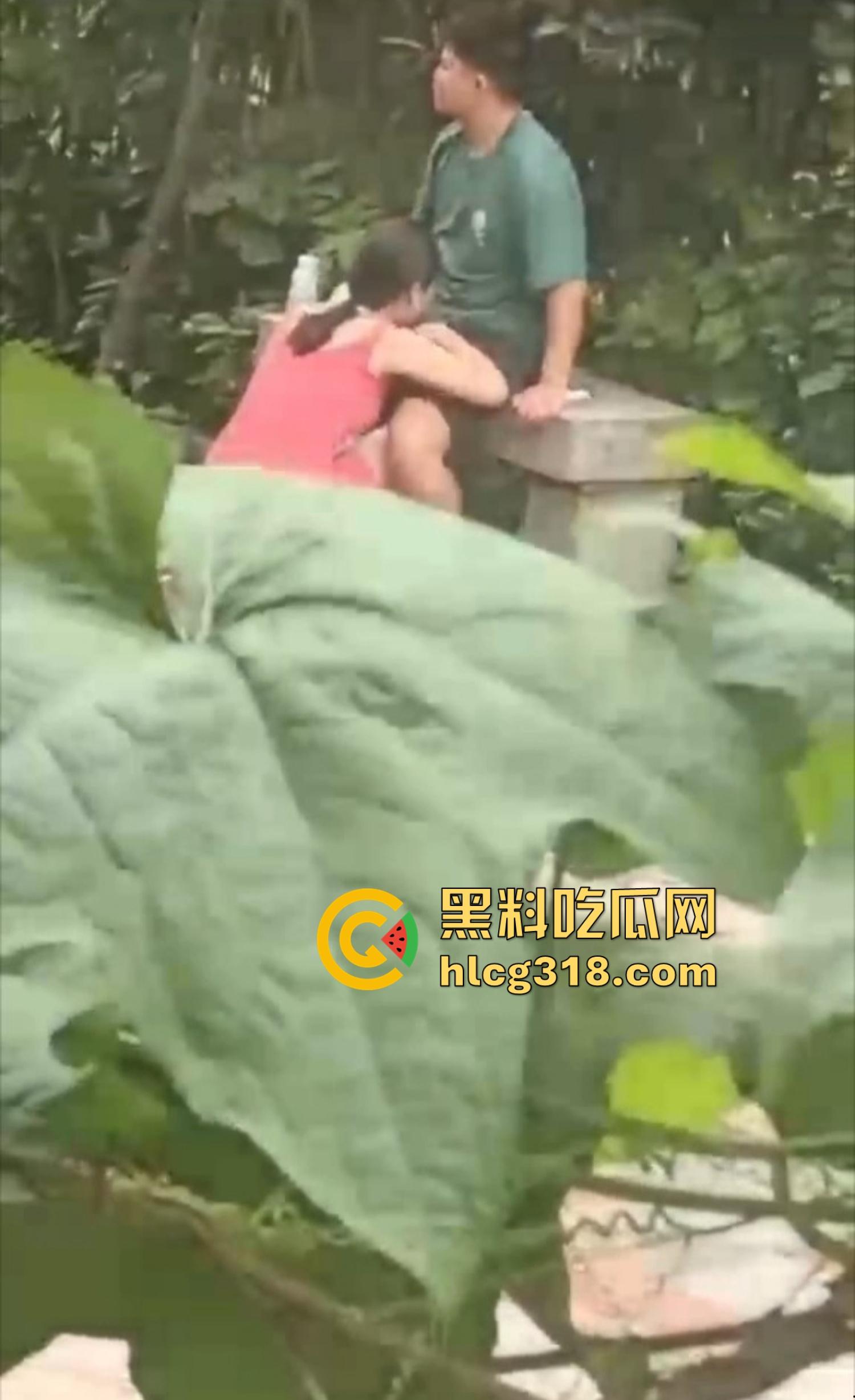 夏日公园野战指南,骚男做爱有讲究先抠B后舔奶再让女得吃鸡,兄弟一步不落,结果全套流程被偷拍!-2