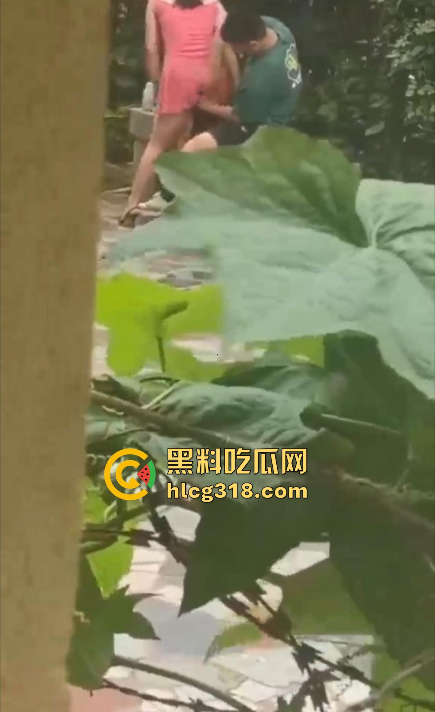 夏日公园野战指南,骚男做爱有讲究先抠B后舔奶再让女得吃鸡,兄弟一步不落,结果全套流程被偷拍!-3