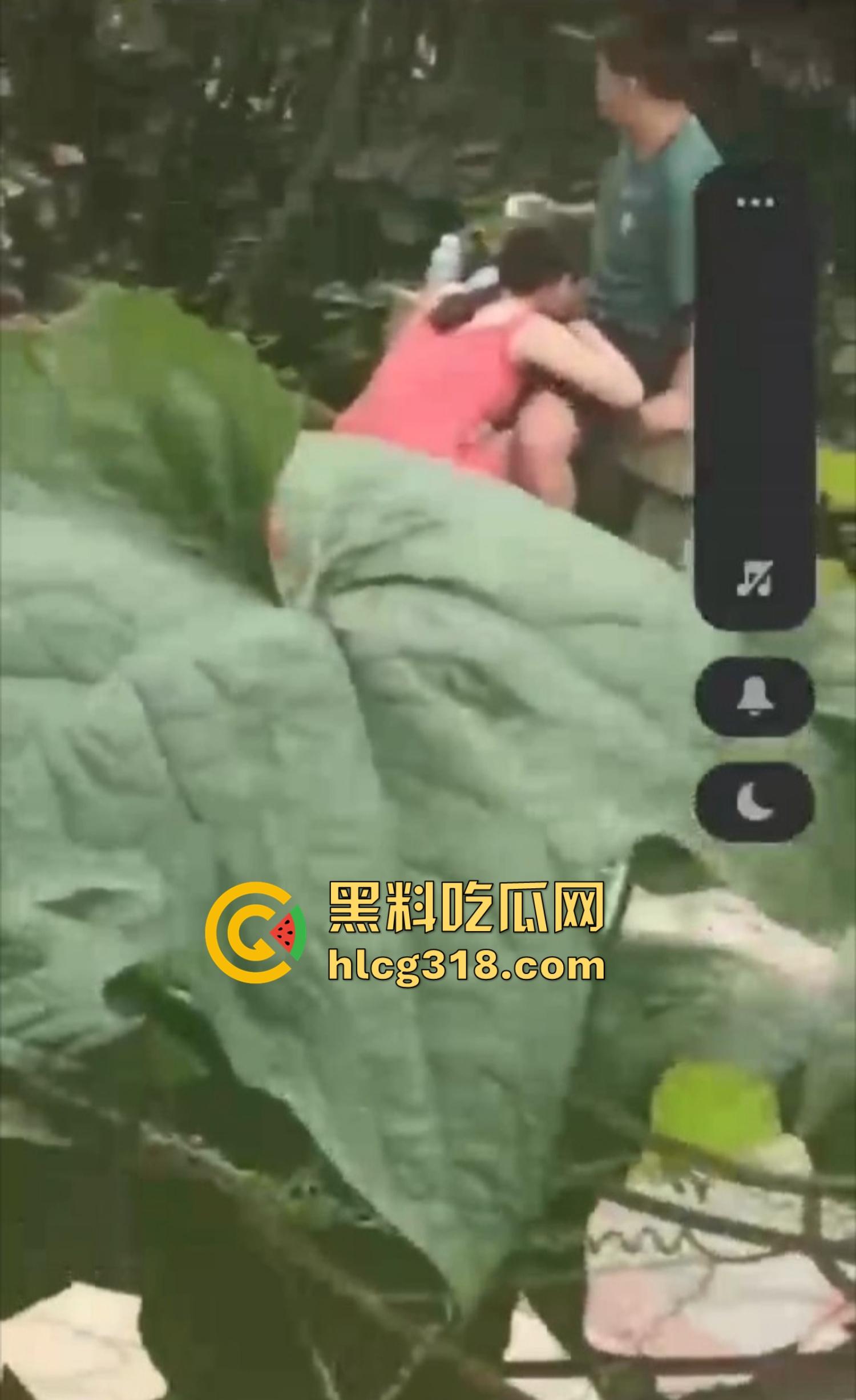 夏日公园野战指南,骚男做爱有讲究先抠B后舔奶再让女得吃鸡,兄弟一步不落,结果全套流程被偷拍!-5