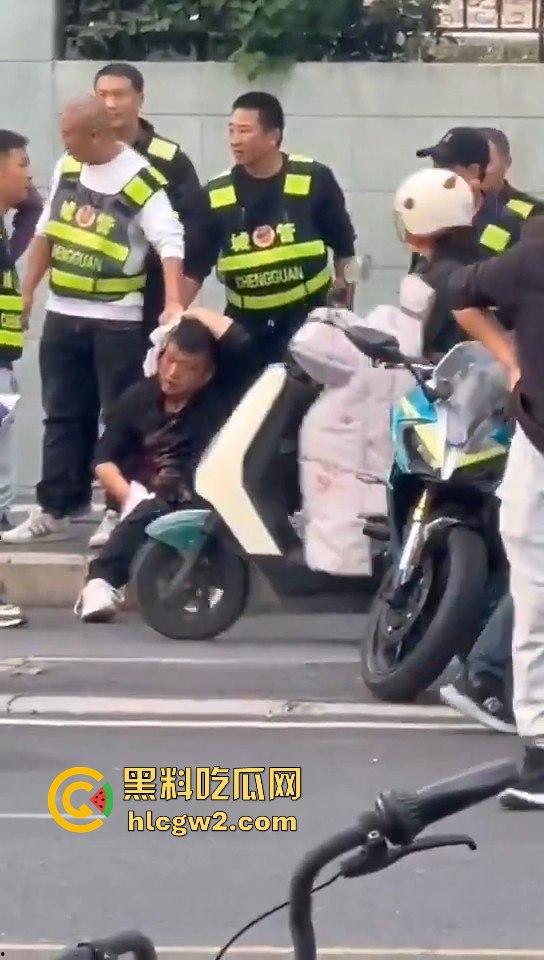 横惯了也有栽跟头的时候 合肥锦绣校区城管赶小贩 结果被小贩一刀放倒！-8