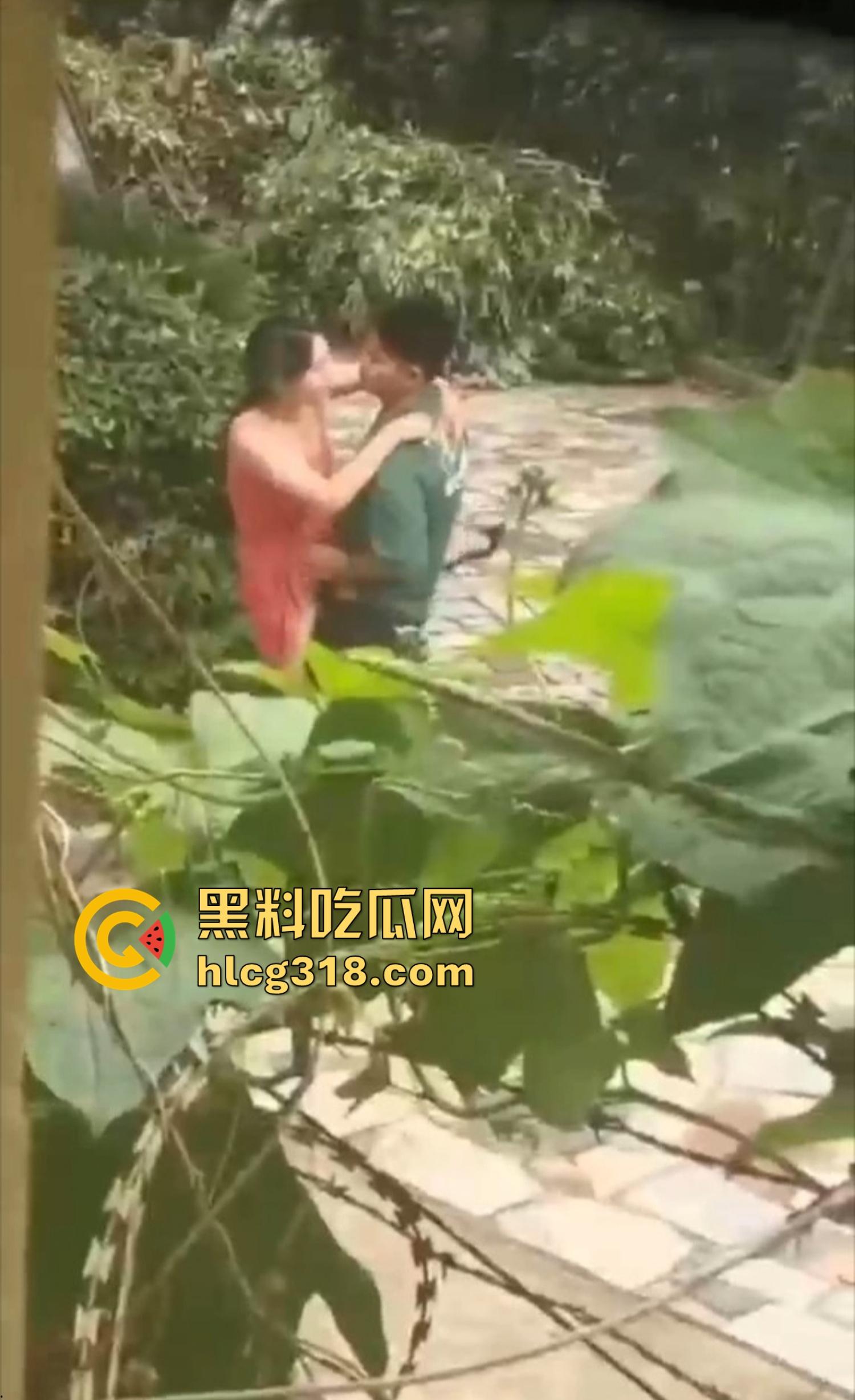 夏日公园野战指南,骚男做爱有讲究先抠B后舔奶再让女得吃鸡,兄弟一步不落,结果全套流程被偷拍!-7