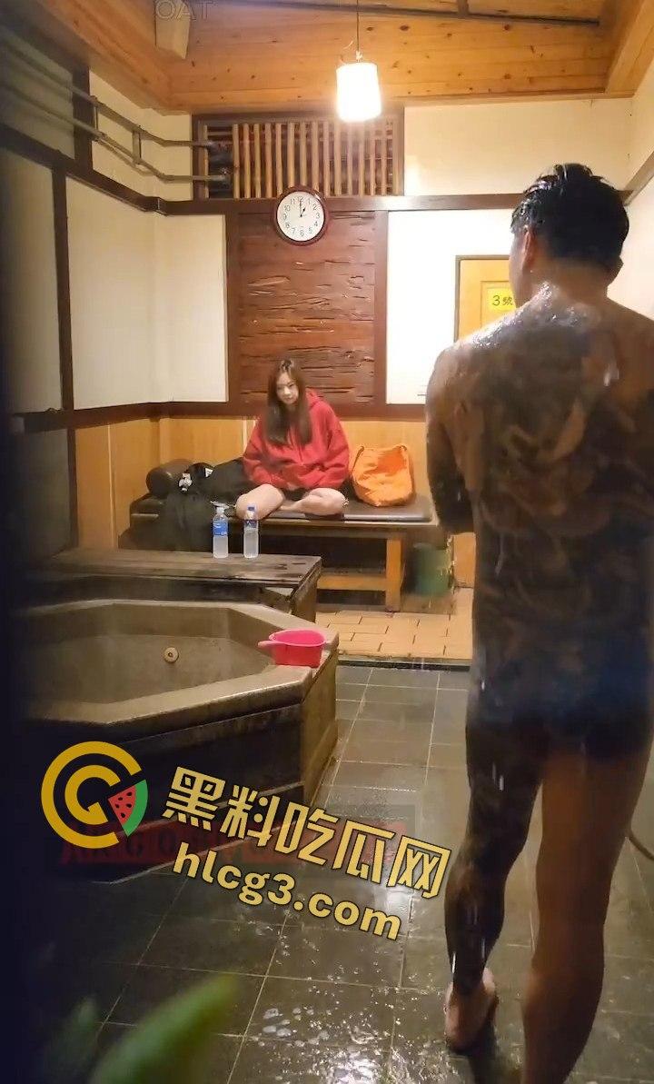 台湾私人温泉旅馆大尺度泄密!情侣洗澡疯狂打炮,俩大奶少妇在一旁调情摸奶!-9