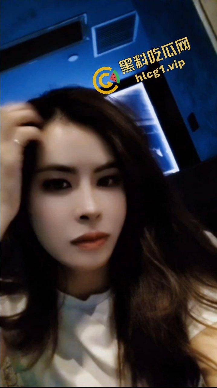 沈阳反差公交车母狗『曾慧敏』四处约炮 口交骚舞 对镜后入 性爱泄密!-1