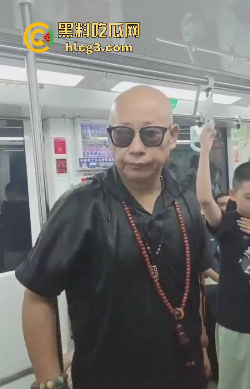 小伙脸伸过来我打一巴掌给你2万!江苏南京一位光头老汉地铁上强行让小伙子让座!-1