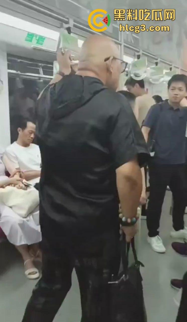 小伙脸伸过来我打一巴掌给你2万!江苏南京一位光头老汉地铁上强行让小伙子让座!-5