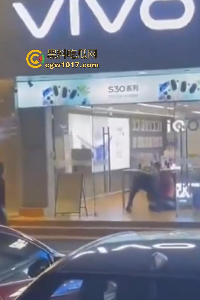 广东珠海黑衣疯狗握刀从保安亭砍翻VIVO店,红衣哥豹子般杀出过肩摔砸地骨裂砍刀飞十米,民警蜂拥铐走!-3