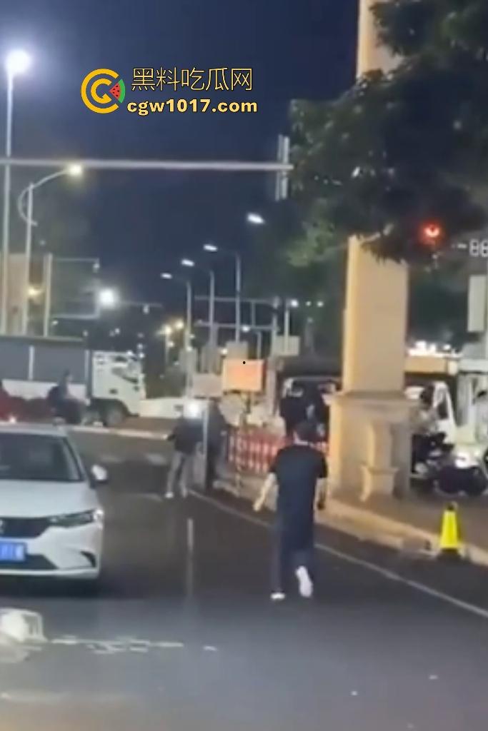 广东珠海黑衣疯狗握刀从保安亭砍翻VIVO店,红衣哥豹子般杀出过肩摔砸地骨裂砍刀飞十米,民警蜂拥铐走!-4