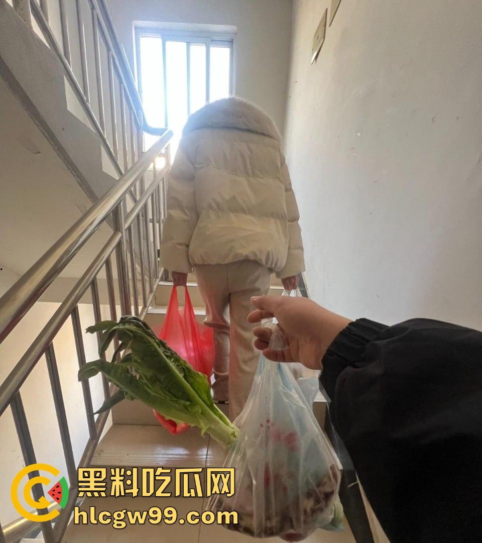 和美女妹妹同居的刺激生活,买完菜还没开始做,就在厨房把她操到腿软,水刚开小骚穴就湿透了!-1