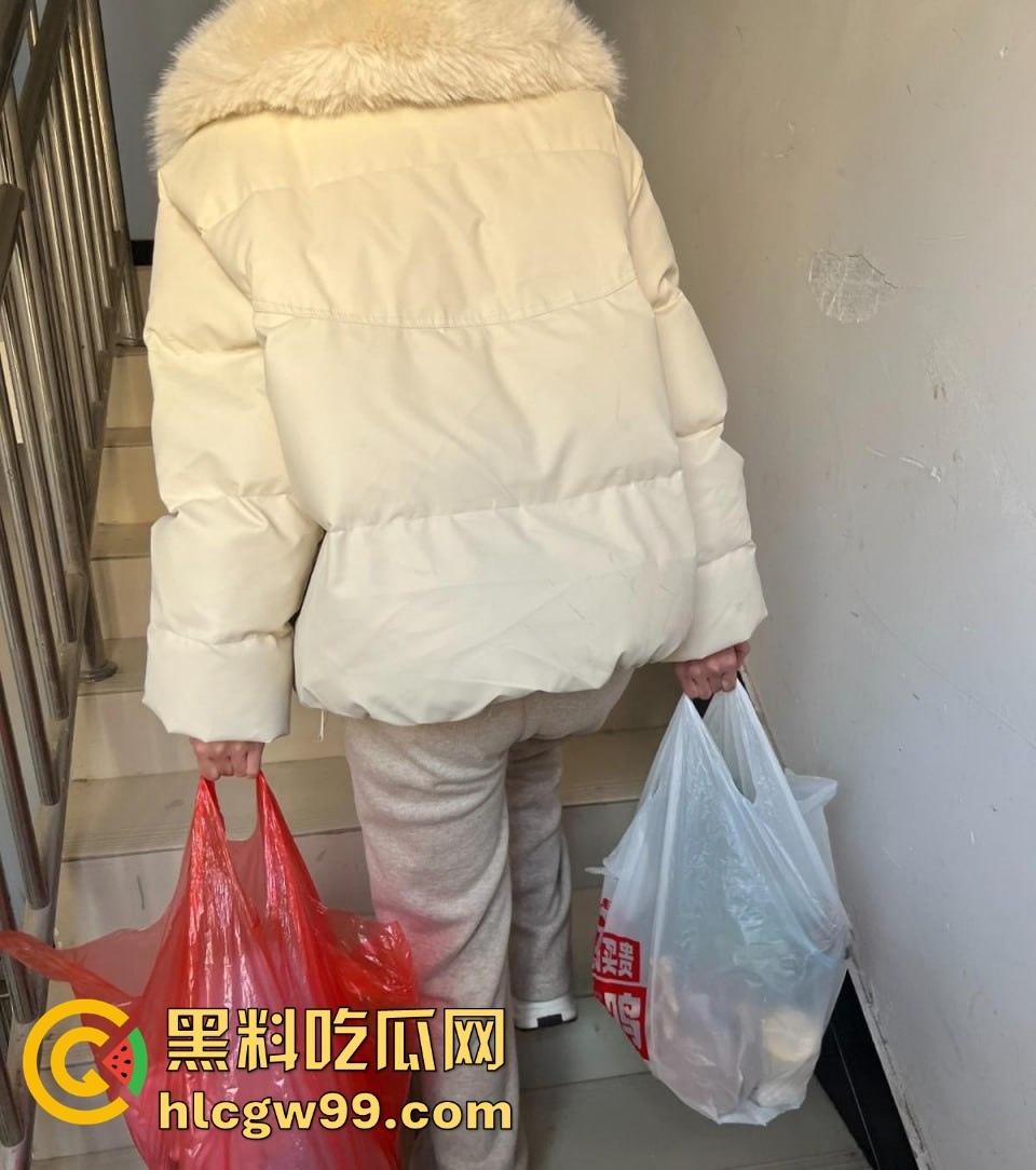 和美女妹妹同居的刺激生活,买完菜还没开始做,就在厨房把她操到腿软,水刚开小骚穴就湿透了!-2