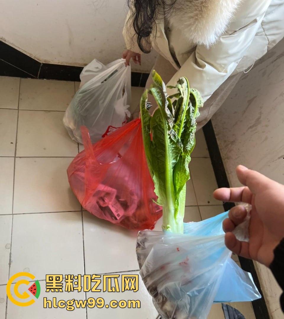 和美女妹妹同居的刺激生活,买完菜还没开始做,就在厨房把她操到腿软,水刚开小骚穴就湿透了!-3