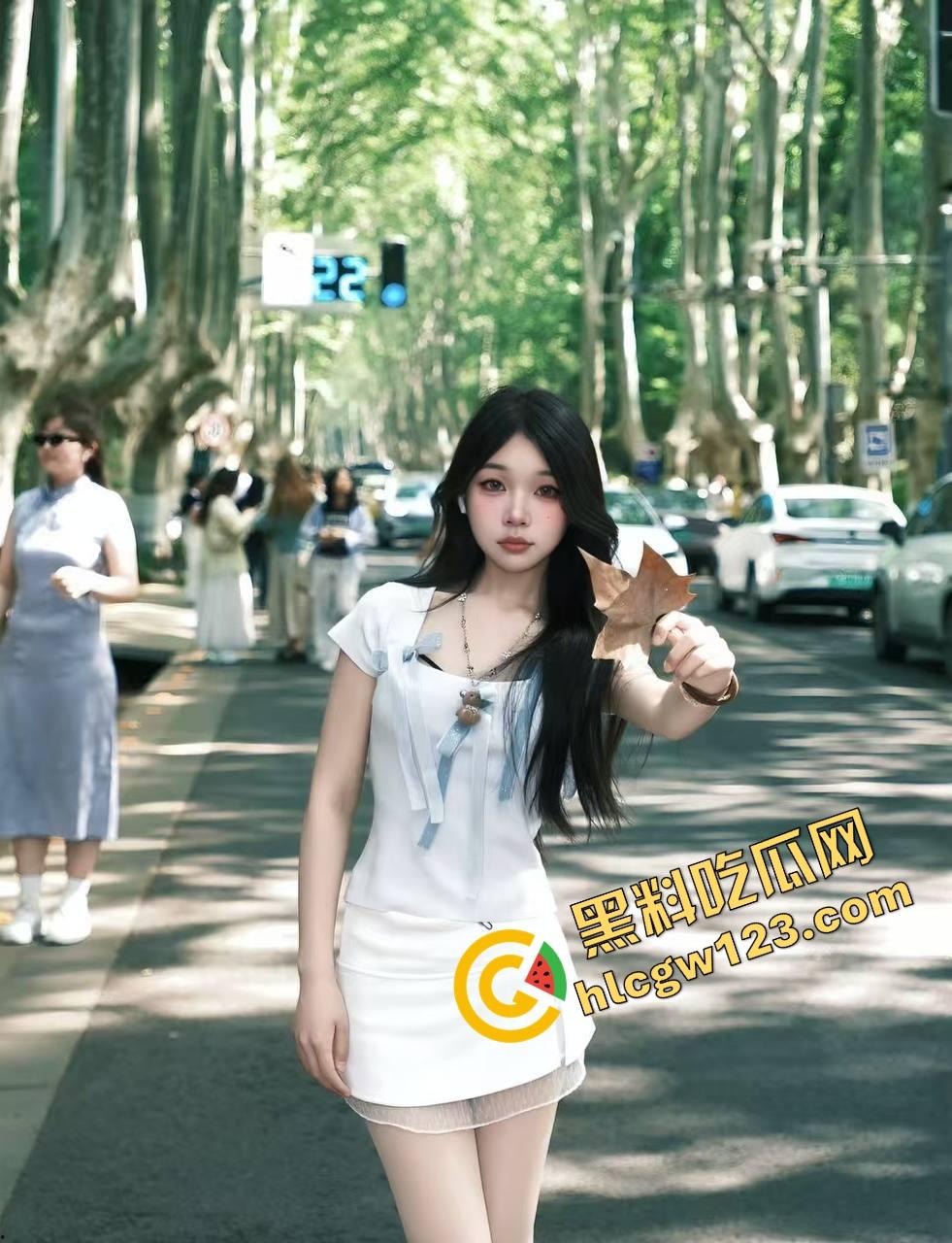 调教淮安人妻骚母狗【赵婷婷】舔脚舔到呻吟,配合度高得像天生淫奴,无套抽插口爆收尾,全程淫得没边!-3