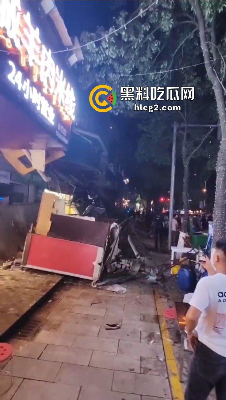 云南昆明一商铺广告牌设施坠落 导致现场7伤3死!一宝妈两个女儿被砸的头破血流 自述经历泣不成声!-5