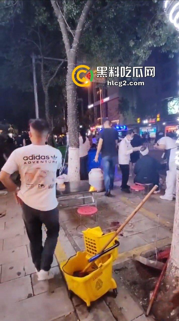 云南昆明一商铺广告牌设施坠落 导致现场7伤3死!一宝妈两个女儿被砸的头破血流 自述经历泣不成声!-9