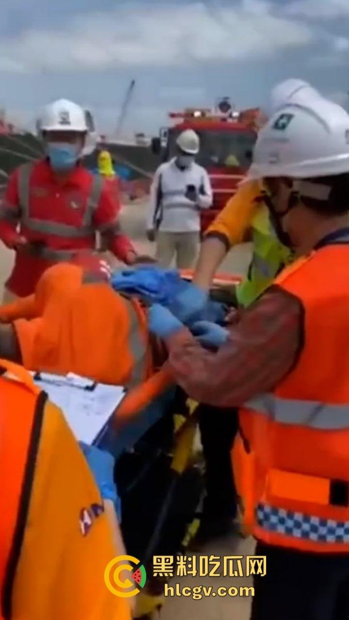 蛋疼！菲律宾工地小哥施工失误被钢管穿蛋而过 命根子保不住了-4