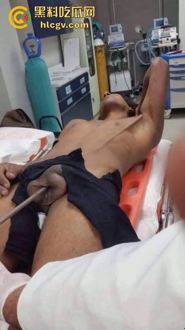 蛋疼！菲律宾工地小哥施工失误被钢管穿蛋而过 命根子保不住了-7