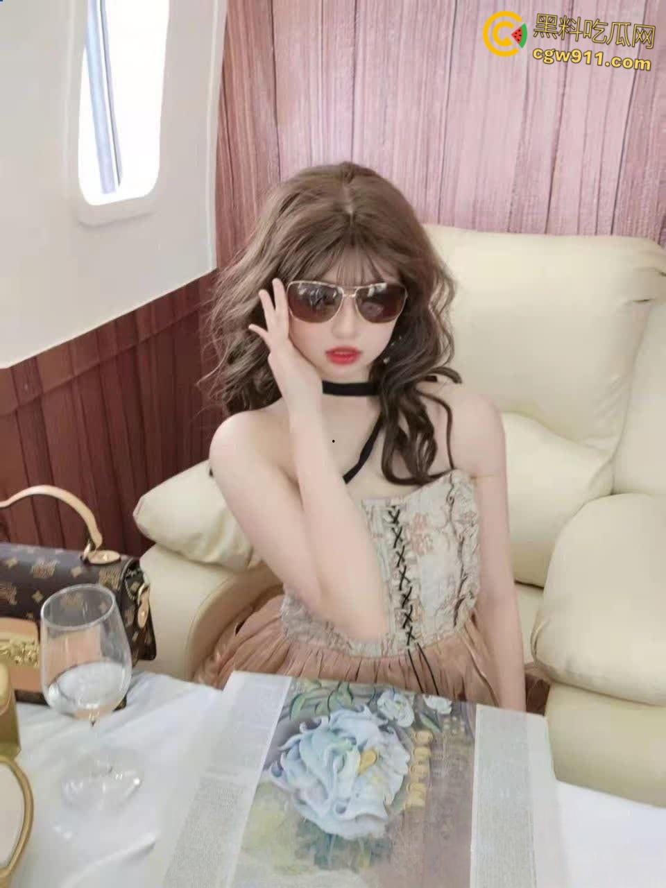 高颜值极品身材小萝莉,被富家公子调教成发情母狗,身穿情趣护士开档白丝,被两人疯狂无套抽插 !-1