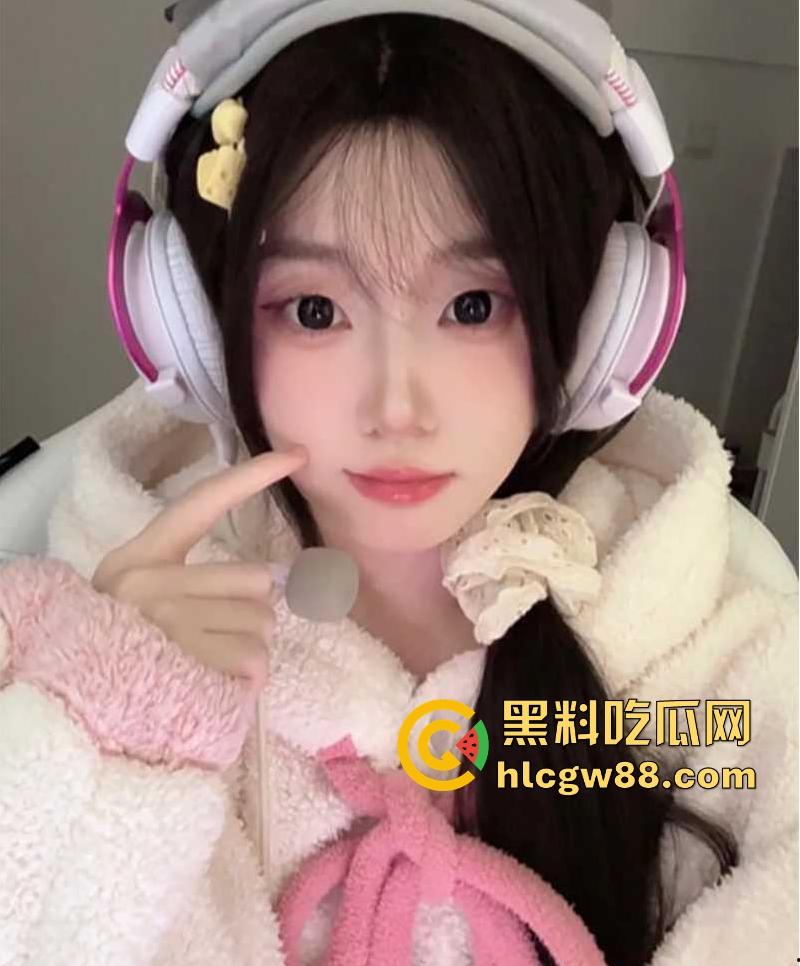 抖音清纯反差网红【圆】金主大尺度福利视频流出 完美身材尤物搔首裸舞 情趣内衣诱惑掰穴求操-3