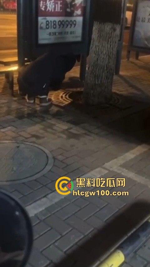 常州大学城公交车站情侣饥渴难耐当街啪啪，各种姿势变换无视路人视频内容劲爆全网疯传！！-2