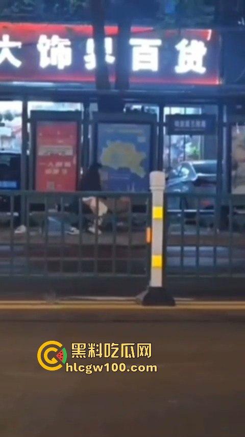 常州大学城公交车站情侣饥渴难耐当街啪啪，各种姿势变换无视路人视频内容劲爆全网疯传！！-9