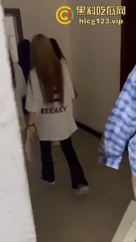 校园霸凌升级！精神小妹厕所暴打，血溅满地，衣服全给扒光，精神小伙拍得乐开花！-1