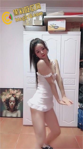 极品尤物女神【星星碎了】,直播吊带露奶热舞,粉嫩奶子随着舞蹈晃来晃去!-7