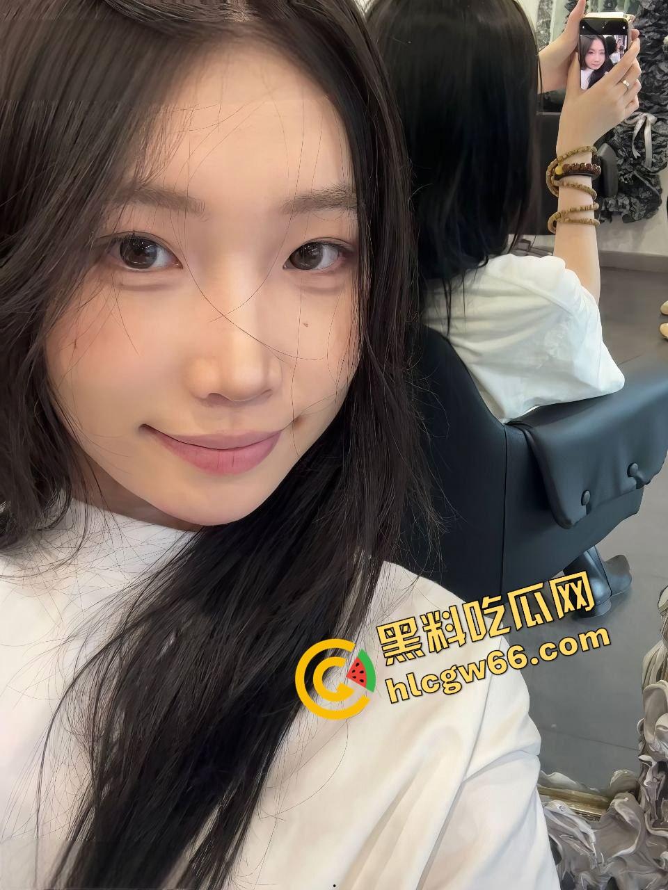 苏州学生妹【赵美凤】商场厕所跪舔被口爆，小嘴操成小穴，拉丝吞精舔根到底，男友在隔间撸到射！-1