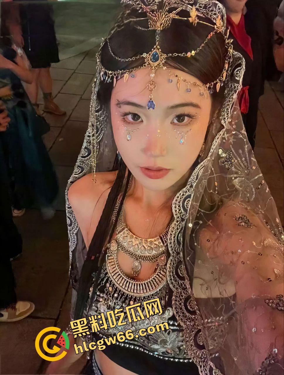 苏州学生妹【赵美凤】商场厕所跪舔被口爆，小嘴操成小穴，拉丝吞精舔根到底，男友在隔间撸到射！-2