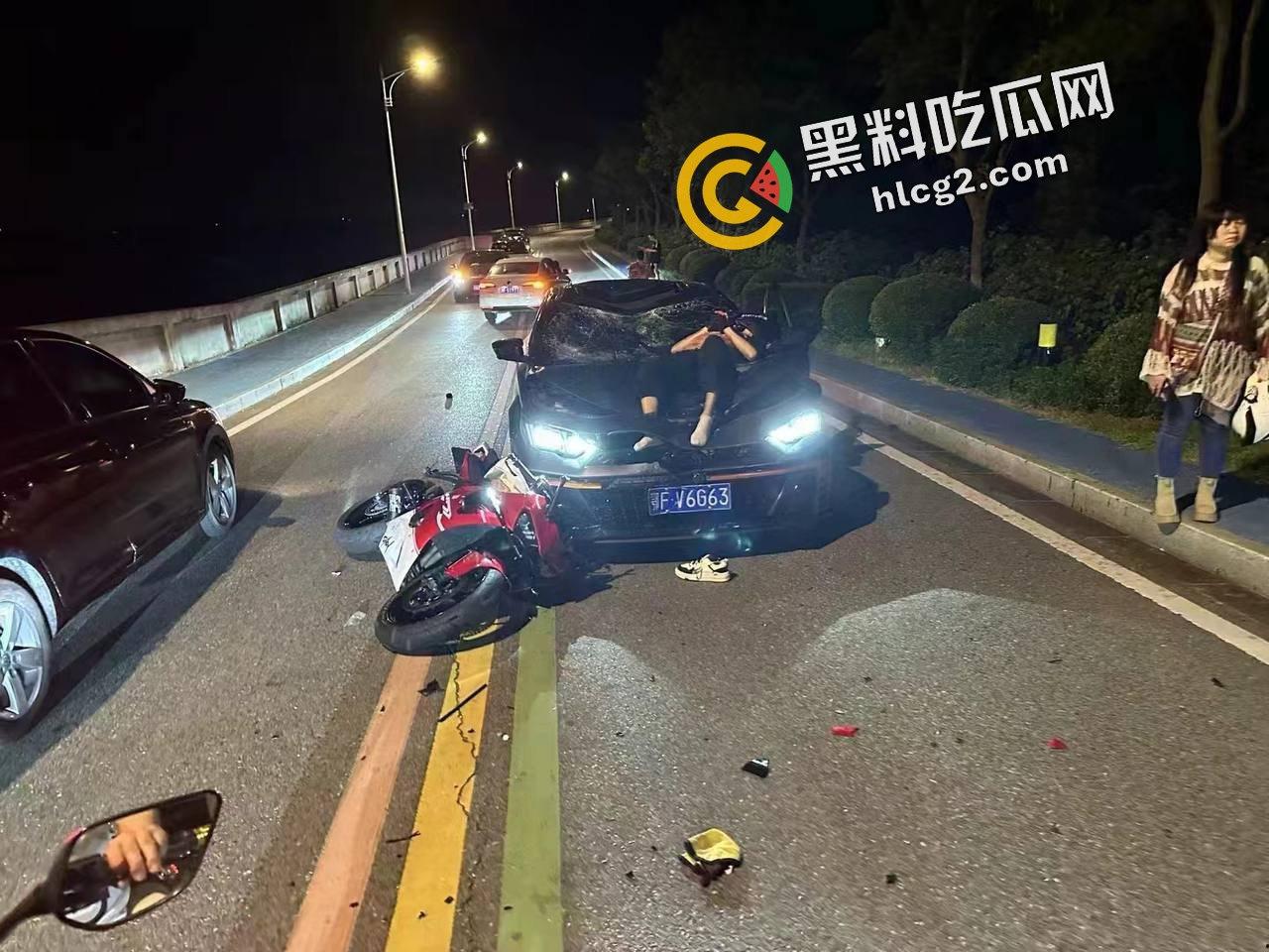 慎人事件！江苏苏州影豹R车主逆行 撞飞摩托车 连人带车坠落引擎盖 重重砸伤晕厥-9