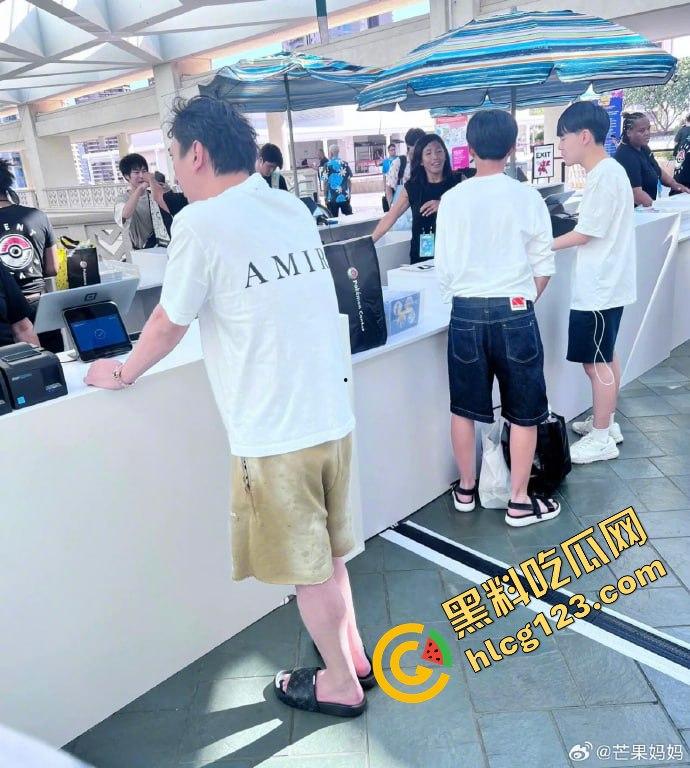 王思聪携女伴现身新加坡豪华酒店,瘦身成功状态佳,赌场玩老虎机乐翻天!-2