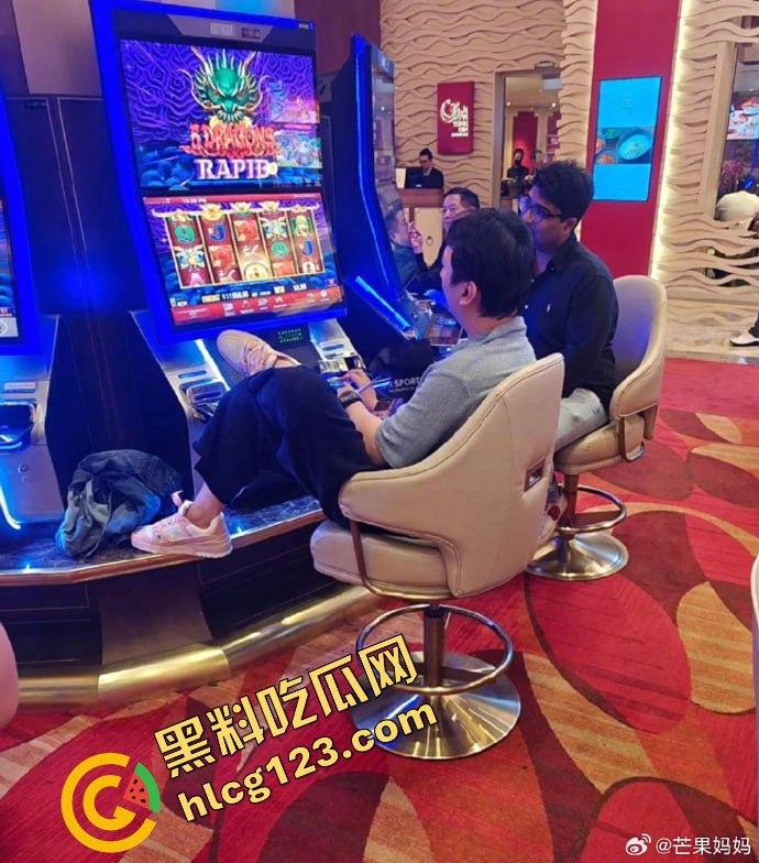 王思聪携女伴现身新加坡豪华酒店,瘦身成功状态佳,赌场玩老虎机乐翻天!-5
