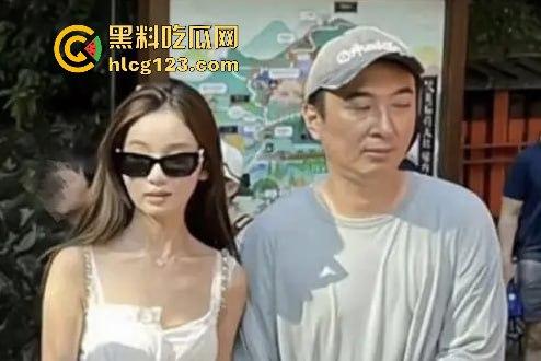 王思聪携女伴现身新加坡豪华酒店,瘦身成功状态佳,赌场玩老虎机乐翻天!-8