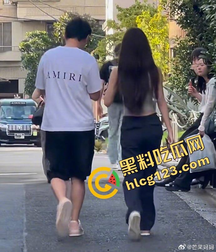 王思聪携女伴现身新加坡豪华酒店,瘦身成功状态佳,赌场玩老虎机乐翻天!-9