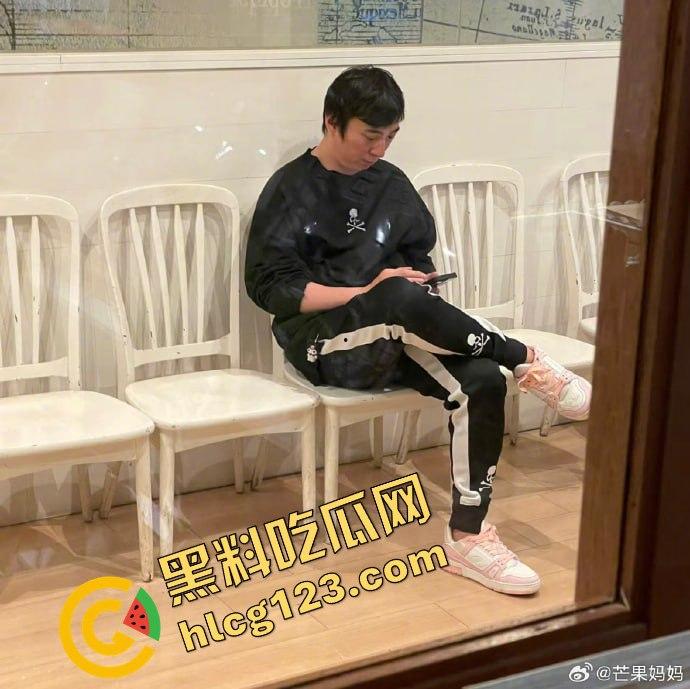 王思聪携女伴现身新加坡豪华酒店,瘦身成功状态佳,赌场玩老虎机乐翻天!-12