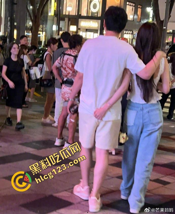 王思聪携女伴现身新加坡豪华酒店,瘦身成功状态佳,赌场玩老虎机乐翻天!-13