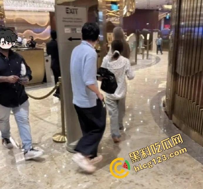 王思聪携女伴现身新加坡豪华酒店,瘦身成功状态佳,赌场玩老虎机乐翻天!-15