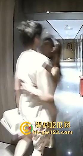 你不帅你永远不知道女生有多主动！监控录像抓拍集美饥渴难耐化身女色狼 竟没穿衣服在走廊追男人 羡慕哭了！-6