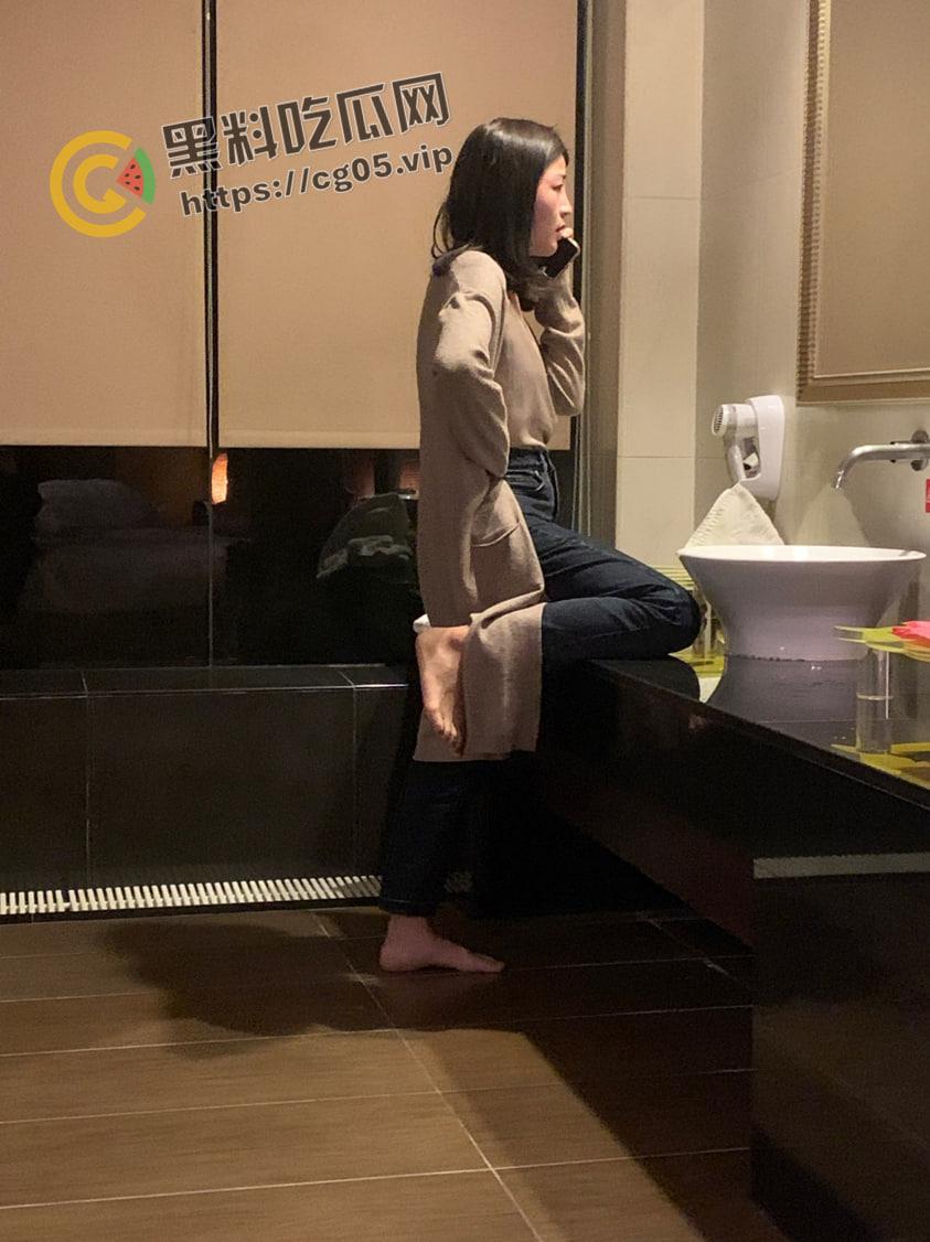 台湾美女保险推销员 推销保险被客户忽悠了 连哄带骗搞到了床上爆操 业务水平不太行啊-5