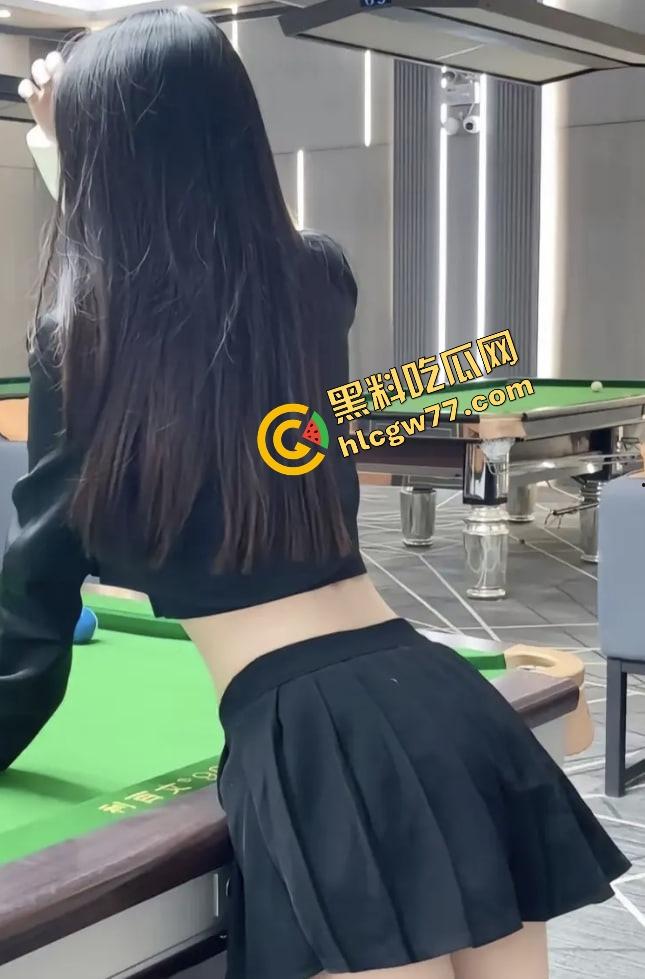 台球厅不打球只点陪玩,台球媛身材顶到不行穿吊带弯腰捡球露沟,拿身体给大哥架杆!-1