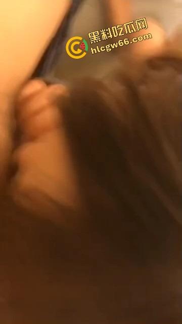 现在的小情侣是人干的事儿吗？HM试衣间直接开吃鸡，小嘴含着含着就口爆了，服了这代年轻人！-4