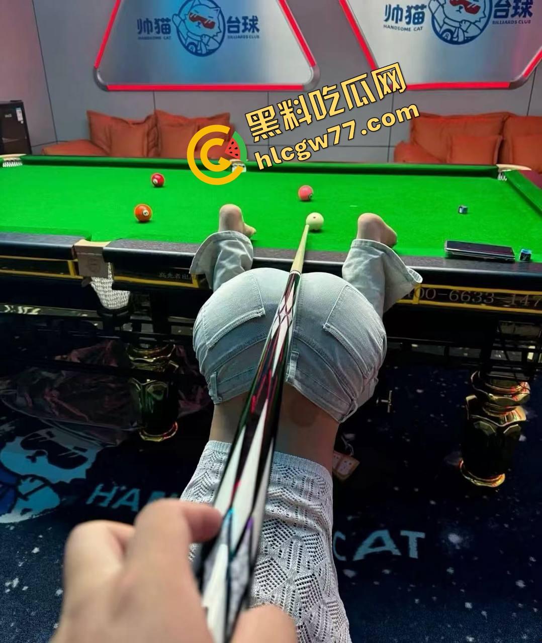 台球厅不打球只点陪玩,台球媛身材顶到不行穿吊带弯腰捡球露沟,拿身体给大哥架杆!-2