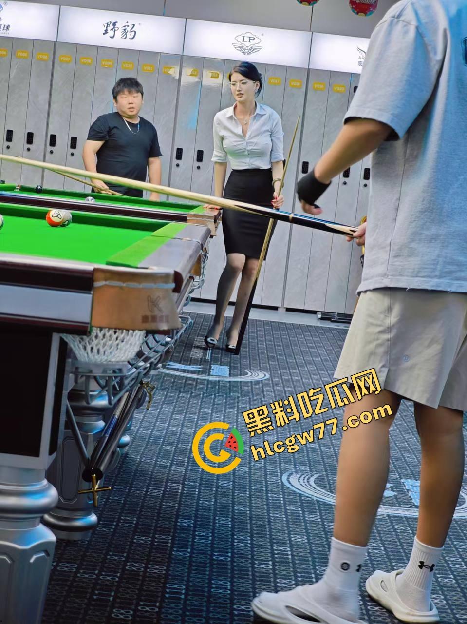 台球厅不打球只点陪玩,台球媛身材顶到不行穿吊带弯腰捡球露沟,拿身体给大哥架杆!-3